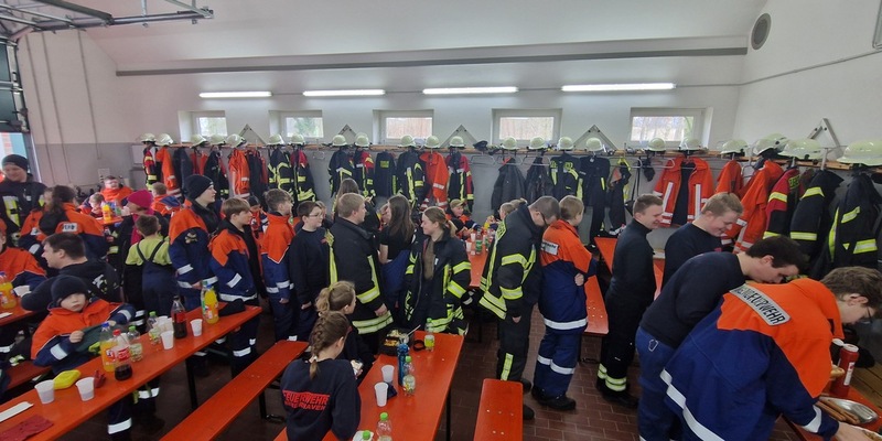 FFW Schiffdorf: Über 90 Jugendliche wandern durch Wehden - Winterwanderung mit vielen Teilnehmern - Foto: presseportal.de