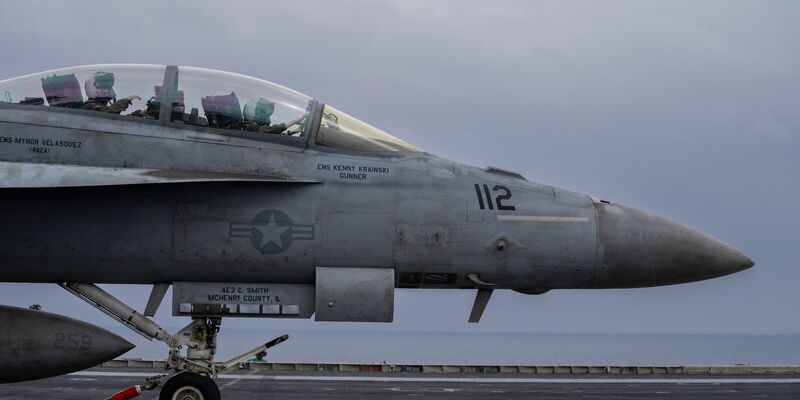 Ein Kampfflugzeug Typ F/A-18F Super Hornet startet vom Flugzeugträger «USS Dwight D. Eisenhower» (CVN-69). - Foto: Bernat Armangue/AP/dpa