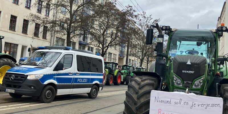 Rund 200 Teilnehmer seien vor Ort gewesen. Sie hätten ihre Maschinen rund um den Veranstaltungsort geparkt und Feuer angezündet. - Foto: Simon Kremer/dpa