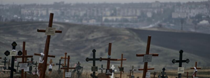 Neue Gräber sind auf einem Friedhof in Bachmut zu sehen. Der Beginn des russischen Angriffskrieges gegen die Ukraine jährte sich nun zum zweiten Mal. - Foto: Libkos/AP/dpa