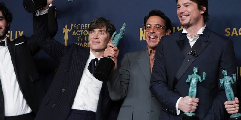 Bei der Gala in Los Angeles räumte das Historiendrama «Oppenheimer» drei Preise ab. Cillian Murphy (l-r), Robert Downey Jr. und Josh Hartnett sind sichtlich erfreut. - Foto: Jordan Strauss/Invision via AP/dpa
