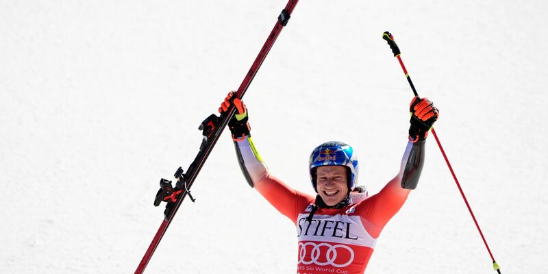 Der Schweizer Marco Odermatt verwies in einem hochklassigen Duell den Norweger Henrik Kristoffersen auf Platz zwei. - Foto: Robert F. Bukaty/AP/dpa