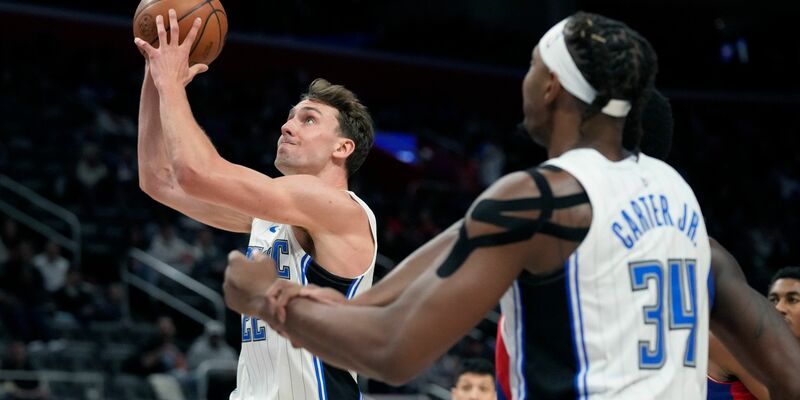 Magic-Flügelspieler Franz Wagner (l) steigt zum Korbleger hoch. - Foto: Carlos Osorio/AP/dpa