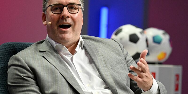 Eintracht-Vorstandssprecher Axel Hellmann äußerte sich nach dem Sieg gegen Augsburg. - Foto: Roberto Pfeil/dpa