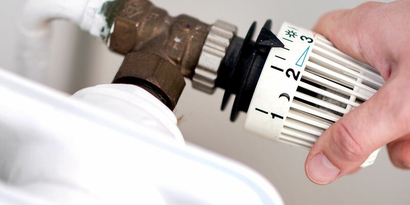 Eine Frau dreht am Thermostat eines Heizkörpers. Der Verbraucherzentrale Bundesverband rät zu Anbieterwechseln bei der Energieversorgung. - Foto: Hauke-Christian Dittrich/Deutsche Presse-Agentur GmbH/dpa