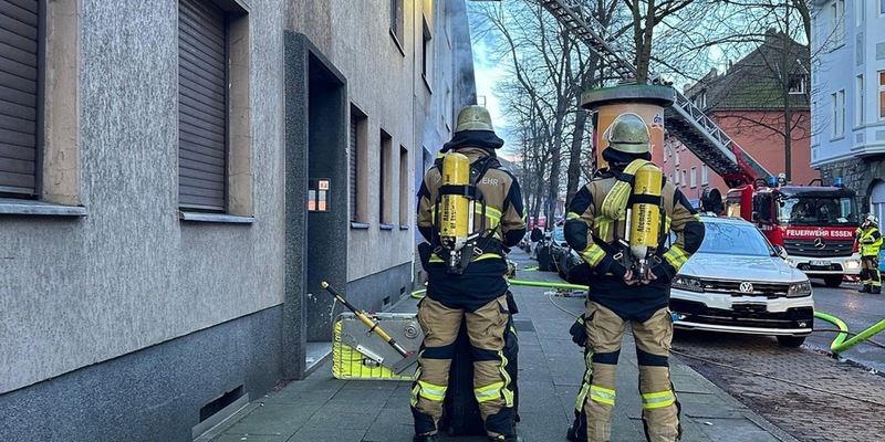 FW-E: Wohnungsbrand mit starker Rauchentwicklung - eine verletzte Person aus Brandwohnung gerettet - Foto: presseportal.de