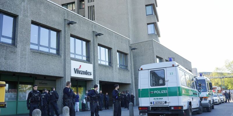 Polizisten bewachen das Urban-Krankenhaus in Berlin. (Symbolbild/Archivbild). - Foto: Jörg Carstensen/dpa