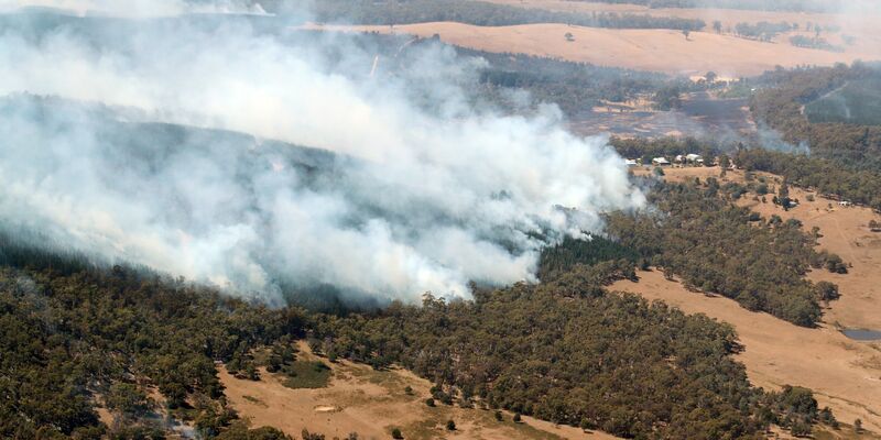 Feuerwehrleute kämpfen weiter gegen ein großes Buschfeuer im Westen des australischen Bundesstaats Victoria. - Foto: David Crosling/NEWS CORP POOL via AAP/dpa