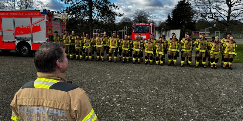 FW-GL: 20 neue Feuerwehrfrauen und -männer für Bergisch Gladbach - Foto: presseportal.de