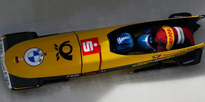 Francesco Friedrich, Thorsten Margis, Alexander Schüller und Felix Straub beim Start mit dem Viererbob. - Foto: Robert Michael/dpa