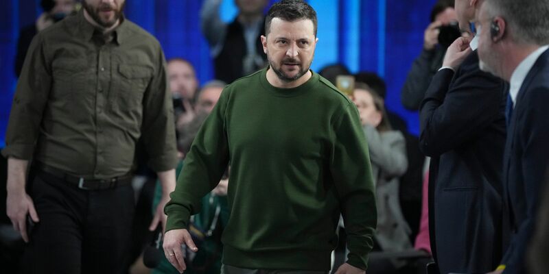 Der ukrainische Präsident Wolodymyr Selenskyj bei einer Pressekonferenz in Kiew. - Foto: Evgeniy Maloletka/AP/dpa