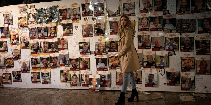 Ausstellung mit Postern von Menschen, die am 7. Oktober 2023 von der Hamas als Geiseln genommen wurden in Tel Aviv. - Foto: Maya Alleruzzo/AP