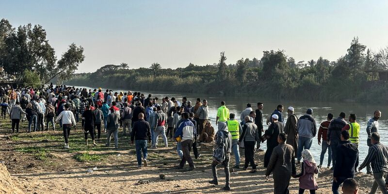 Nach dem Fährunglück versammeln sich Dorfbewohner am Nilufer. - Foto: Mahmoud Elkhwas/dpa