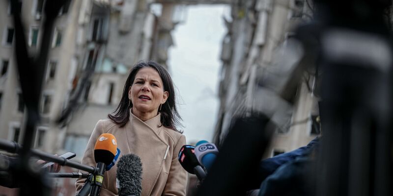Annalena Baerbock vor dem zerstörten ehemaligen Sitz der Regionalverwaltung der Oblast Mykolajiw. Mykolajiw ist eine wichtige Hafenstadt in der Nähe von Odessa. - Foto: Kay Nietfeld/dpa