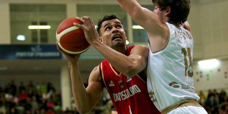 Das DBB-Team um Oscar da Silva (l) kassierte in Bulgarien eine überraschende Niederlage. - Foto: Stickel Matthias/dpa