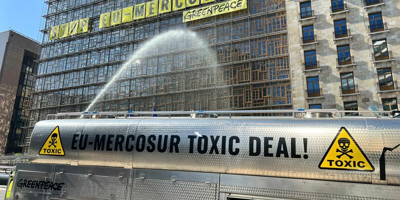 Die Umweltschützer von Greenpeace bringen ihren Unmut über das geplante EU-Mercosur-Abkommen zum Ausdruck. - Foto: Sylvain Plazy/AP/dpa
