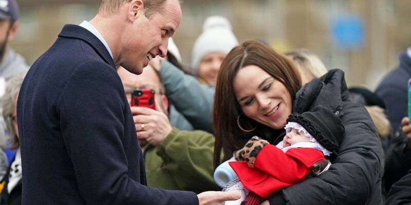 Prinz William trägt Babys offenbar meist auf dem rechten Arm. - Foto: Jacob King/PA Wire/dpa