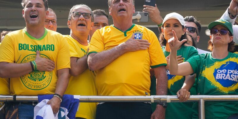 Brasiliens früherer Präsident Jair Bolsonaro (M) spricht bei einer Kundgebung in São Paulo zu seinen Anhängern. - Foto: Andre Penner/AP/dpa