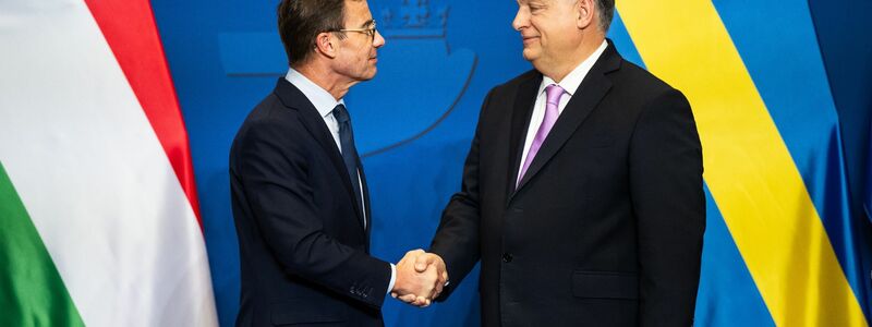 Streitigkeiten «in würdiger Weise» beigelegt: Schwedens Ministerpräsident Ulf Kristersson (l) und Viktor Orban kamen in Budapest zusammen. - Foto: Marton Monus/dpa