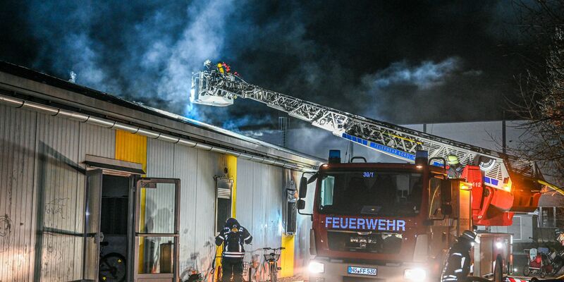 Bei einem Brand in einer Asylunterkunft in Nördlingen ist ein Mensch ums Leben gekommen. - Foto: Marius Bulling/dpa