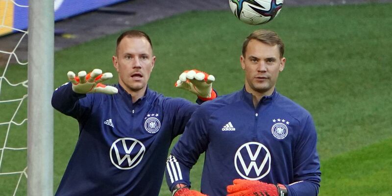 Die Torhüter Marc-André ter Stegen (l) und Manuel Neuer konkurrieren um den Platz im EM-Tor. - Foto: Marcus Brandt/dpa