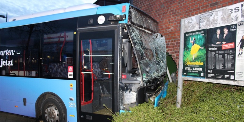 POL-AC: Bus prallt gegen Hauswand - mehrere Verletzte - Foto: presseportal.de