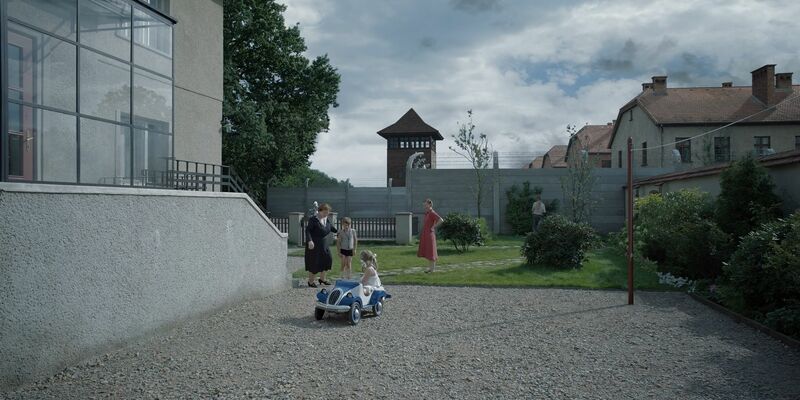 Das Grauen von Auschwitz hinter der Gartenmauer. Doch das Drama «The Zone Of Interest» spielt vor der Mauer. - Foto: -/Leonine/dpa