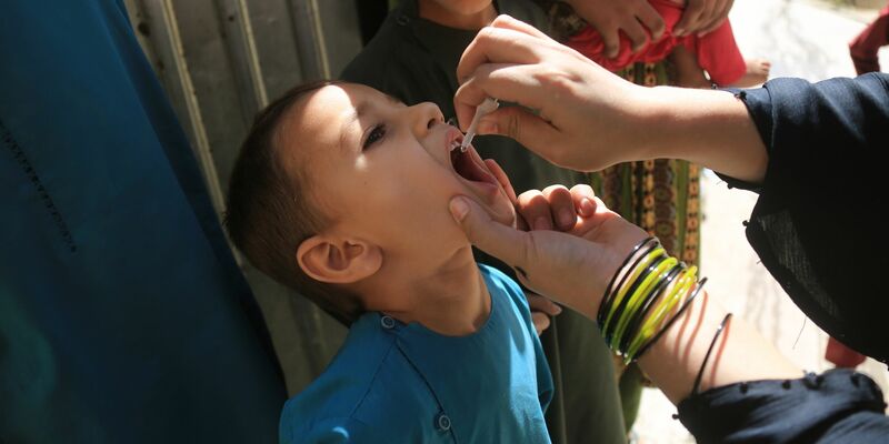 Ein Kind erhält eine Dosis Anti-Polio-Impfstoff: Polio ist eine ansteckende Infektionskrankheit, die vor allem bei Kleinkindern dauerhafte Lähmungen hervorrufen und zum Tod führen kann. - Foto: Saifurahman Safi/XinHua/dpa