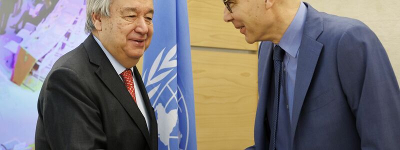 UN-Generalsekretär António Guterres (l) und der UN-Hochkommissar für Menschenrechte, Volker Türk, begrüßen sich in Genf. - Foto: Salvatore Di Nolfi/KEYSTONE/dpa