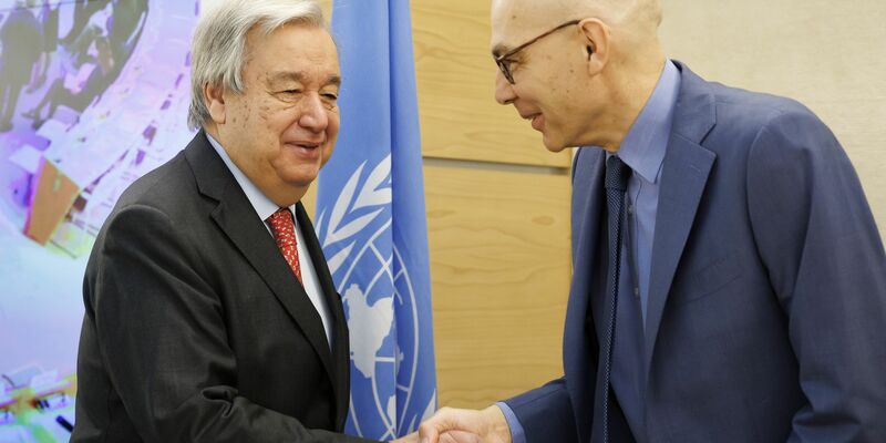 UN-Generalsekretär António Guterres (l) und der UN-Hochkommissar für Menschenrechte, Volker Türk, begrüßen sich in Genf. - Foto: Salvatore Di Nolfi/KEYSTONE/dpa