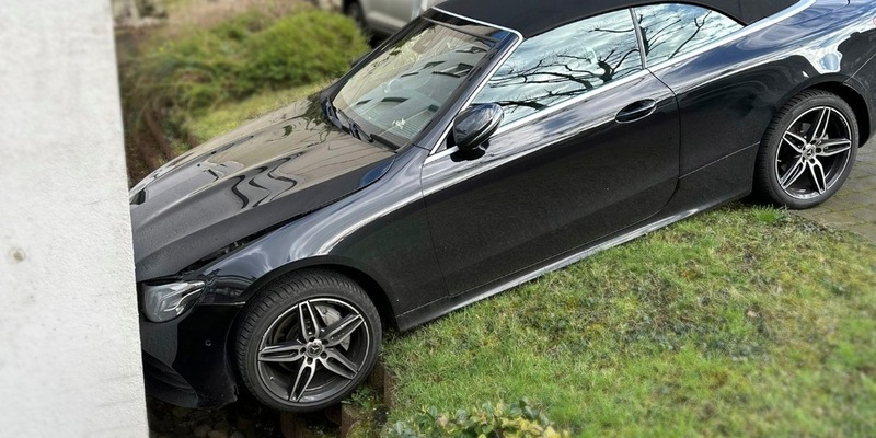 POL-RE: Bottrop: Fahrer will flüchten - Auto rollt gegen Hauswand - Foto: presseportal.de