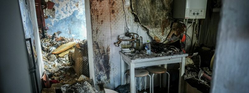 Trümmer liegen nach einem nächtlichen Drohnenangriff in einem zerstörten Hauses in Odessa. - Foto: Kay Nietfeld/dpa