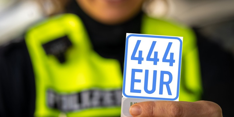POL-LG: ++ Kleben statt schrauben! - Neues Versicherungskennzeichen ab 01. März 2024 notwendig - aus schwarz wird blau ++ - Foto: presseportal.de