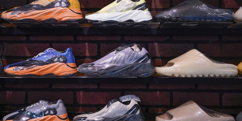 Adidas will die restlichen Yeezy-Produkte aus der umstrittenen Kooperation mit Kanye West doch noch verkaufen. - Foto: Seth Wenig/AP/dpa