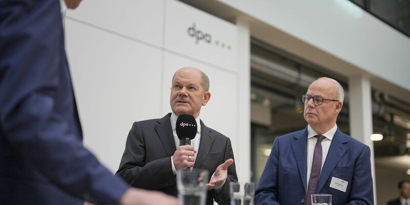 Bundeskanzler Olaf Scholz ist zu Gast bei der Deutschen Presse-Agentur in Berlin. Rechts: dpa-Chefredakteur Sven Gösmann. - Foto: Michael Kappeler/dpa