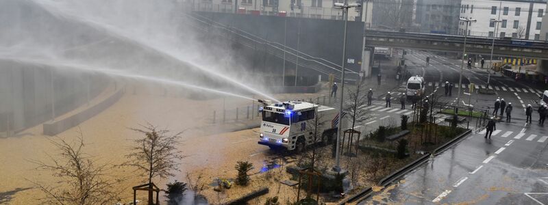 Die Brüsseler Polizei rückt mit Wasserwerfern an. - Foto: Harry Nakos/AP/dpa