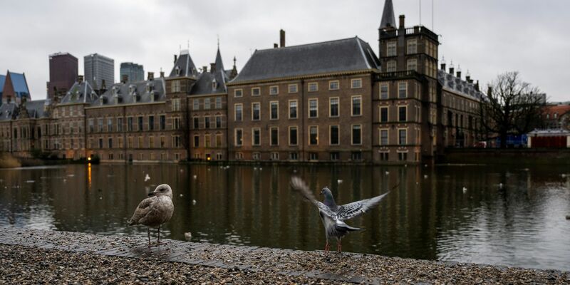 Das niederländischen Parlament in Den Haag. Laut der Untersuchungskommission wurden mit den Regeln gegen Sozialhilfebetrug von Abgeordneten schlechte Gesetze verabschiedet und von Gerichten nicht der Rechtsschutz der Bürger gewahrt. - Foto: Christophe Gateau/dpa