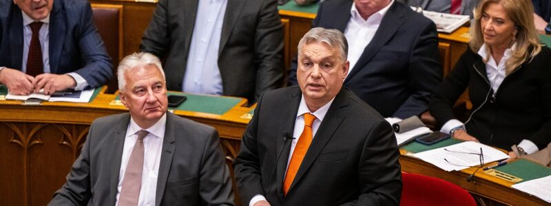 Ministerpräsident Viktor Orban (r) spricht im Parlament in Budapest. - Foto: Marton Monus/dpa