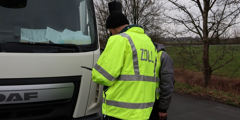 HZA-MS: Hauptzollamt Münster durchsucht Transportfirma im Münsterland / Verdacht der illegalen Beschäftigung mehrerer Ausländer und der Hinterziehung von Sozialversicherungsbeiträgen - Foto: presseportal.de