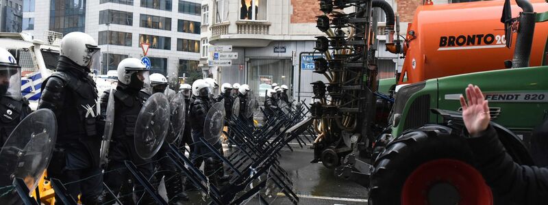 Landwirte durchbrachen bei ihrer Demonstration in Brüssel einige der von der Polizei errichteten Barrikaden. - Foto: Harry Nakos/AP/dpa