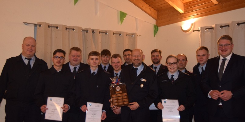 FFW Schiffdorf: Besondere Ehrung für Ausscheidenden Ortsbrandmeister - Holger von Glahn verlässt die aktive Einsatzabteilung - Foto: presseportal.de