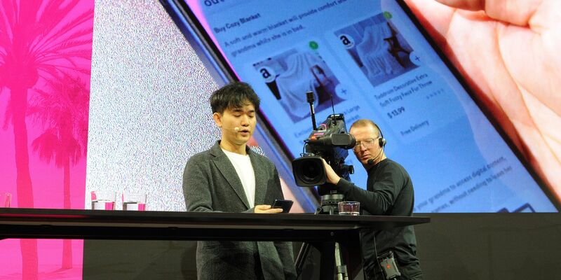 Der Gründer und Chef des US-Technologieunternehmens Brain Technologies, Jerry Yue, stellt bei der Mobile World Congress in Barcelona den Prototypen eines KI-Smartphones der Deutschen Telekom vor. - Foto: Wolf von Dewitz/dpa
