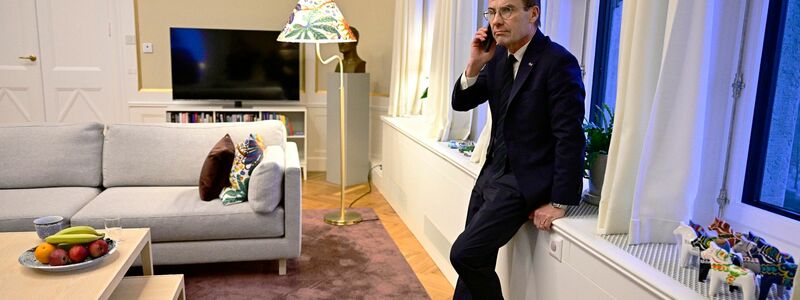 Ulf Kristersson, Ministerpräsident von Schweden, telefoniert, als er  im Regierungssitz in Stockholm die Information erhält, dass das ungarische Parlament für die Ratifizierung des schwedischen NATO-Beitritts gestimmt hat. - Foto: Magnus Lejhall/TT News Agency/AP/dpa