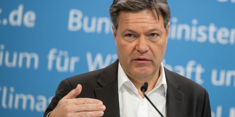 Bundeswirtschaftsminister Robert Habeck will die Speicherung von CO2 auf hoher See ermöglichen. - Foto: Monika Skolimowska/dpa
