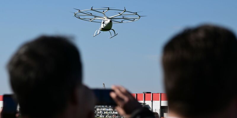 Nach dem Willen von Volocopter sollen die Flugtaxis auch während der Olympischen Spiele in Paris in der Luft zu sehen sein. (Archivbild) - Foto: Bernd Weißbrod/dpa