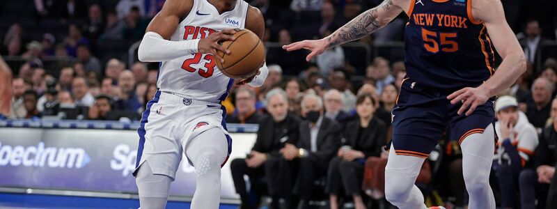 Isaiah Hartenstein (r) holte mit den ambitionierten New York Knicks einen Sieg gegen die Detroit Pistons. - Foto: Adam Hunger/AP/dpa