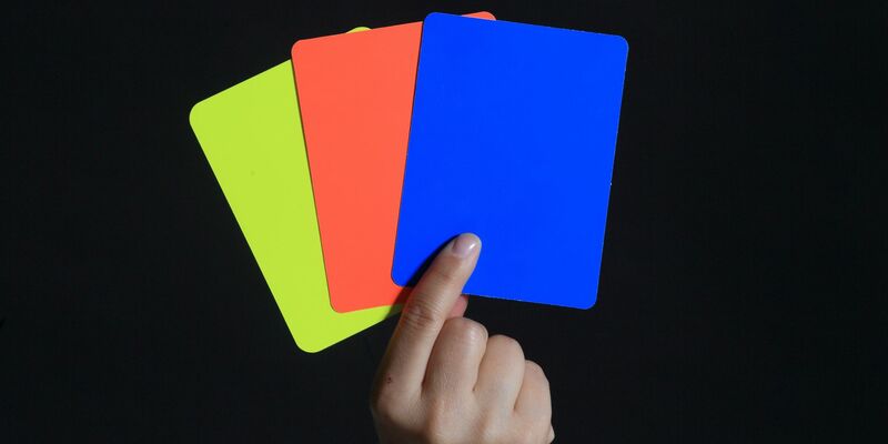 Mit der Blauen Karte soll gegen Spieler eine Zeitstrafe verhängt werden. - Foto: Jens Wolf/dpa