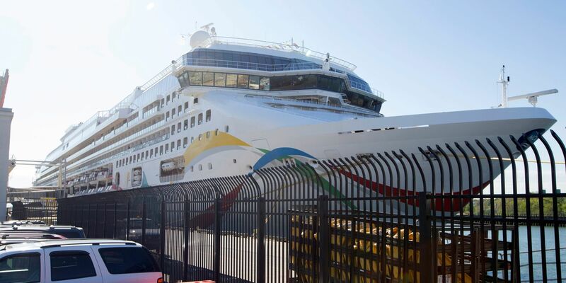 Rund 2000 Passagiere und 1000 Besatzungsmitglieder saßen wegen einem Cholera-Verdacht auf einem Kreuzfahrtschiff fest (Archivbild). - Foto: Mark Garfinkel/The Boston Herald/AP/dpa
