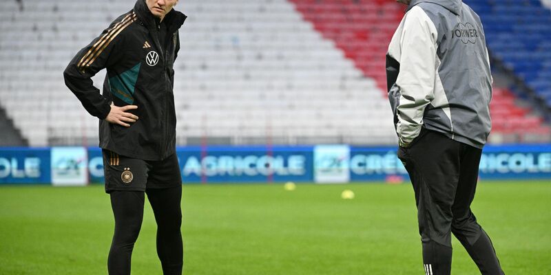 Alexandra Popp und DFB-Trainer Horst Hrubesch wollen nach Paris. - Foto: Sebastian Gollnow/dpa
