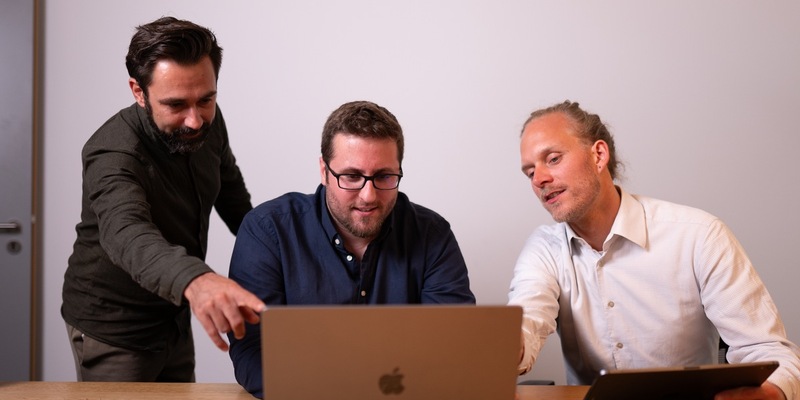 Apiron Agency GmbH: VOLLE KURSE - Warum digitales Marketing auch für Bildungsträger immer wichtiger wird - Foto: presseportal.de